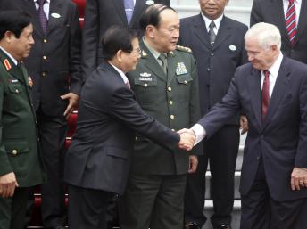 Chủ tịch Việt Nam Nguyễn Minh Triết (trái) bắt tay Bộ trưởng Quốc phòng Mỹ Robert Gates. Đứng giữa là Bộ trưởng Quốc phòng Trung Quốc Lương Quang Liệt. Ảnh: Reuters