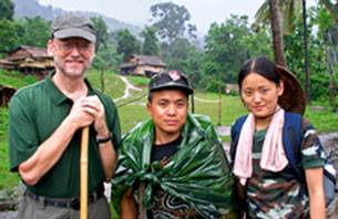 Giáo sư David Clair Williams (bên trái), Giám đốc Trung tâm Dân chủ Lập hiến tại Đại học Indiana University thời kỳ đang làm việc ở Burma. Source law.indiana.edu