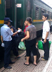 Hành khách chuẩn bị lên chuyến tàu Thống Nhất hành trình Hà Nội - TPHCM hôm 09/6/2010. AFP PHOTO 