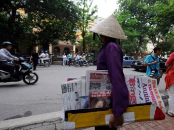 Một người bán báo trước cửa Tòan án Hà Nội. AFP /Hoang Dinh Nam