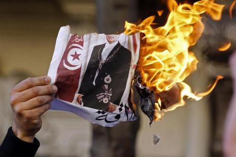 Một người Tunisie sống ở Pháp đốt ảnh Ben Ali ngày 15 tháng 1-2011 tại Marseille. (REUTERS)