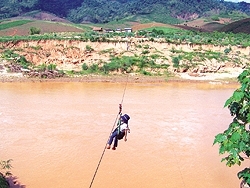 Cháu Trần Thị Ánh Tuyết một mình đu dây qua sông để đến trường được Bộ trưởng GTVT ngợi khen là “sáng tạo đến bất ngờ” - Ảnh: Trùng Dương (Thanh niên).