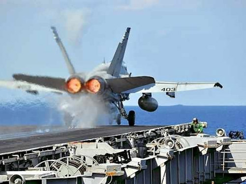 Máy bay F/A-18C của Mỹ cất cánh khỏi tàu sân bay USS Nimitz tháng 12-2009.  J-15 được cho là khá giống F/A-18C. Ảnh: U.S. Navy