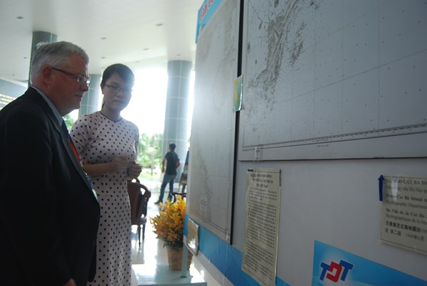GS Carl Thayer tại nơi trưng bày chứng cứ Hoàng Sa, Trường Sa của Việt Nam bên ngoài hội nghị - Ảnh: L.Quỳnh