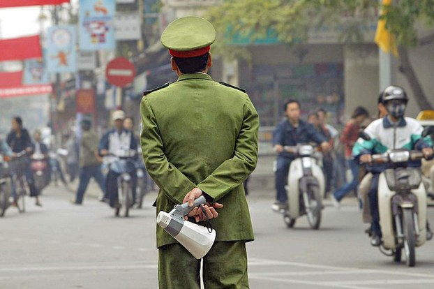 Công an trên đường phố.  AFP