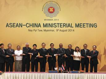 Các ngoại trưởng Asean trước hội nghị với ngoại trưởng Trung Quốc tại Naypyitaw ngày 9/8/2014. REUTERS/Soe Zeya Tun