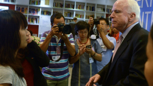  John McCain đến Hà Nội  vào tháng Tám 2014