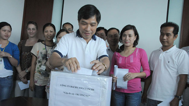 TS Lê Nguyễn Minh Quang, tổng giám đốc Công ty Bachy Soletanche, cùng nhân viên ủng hộ chương trình “Góp đá xây Trường Sa” - Ảnh: Minh Đức