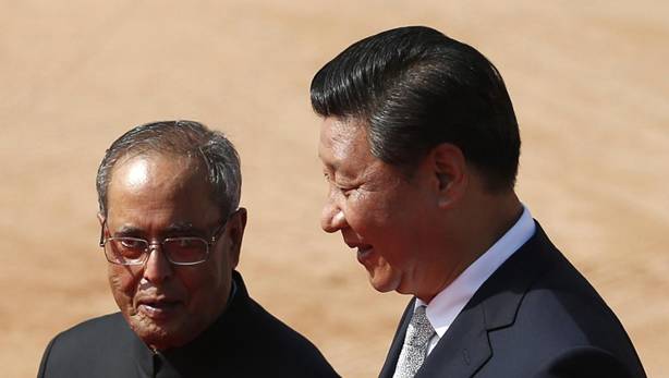 Chủ tịch Trung Quốc Tập Cận Bình và đồng nhiệm Ấn Pranab Mukherjee - REUTERS /Ahmad Masood
