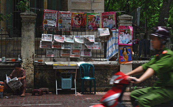 Một sạp báo vỉa hè Hà Nội chụp hôm 26/6/2012. AFP photo