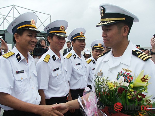 Hạm trưởng Lê Bá Hùng chỉ huy hai tàu khu trục USS Lassen (DDG 82) và USS Blue Ridge (LCC 19) của Hải quân Hoa Kỳ thăm Đà Nẵng hồi tháng 11/2009 (Ảnh: HC)