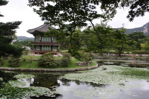 Hình 1: Hương Viễn Đình (Hyangwonjeong Pavilion) trong Phúc Cảnh cung (Gyeongbok Palace, được xây dựng từ năm 1395, 3 năm sau ngày thành lập vương triều Triều Tiên). Ảnh do tác giả chụp ngày 21.08.2014.