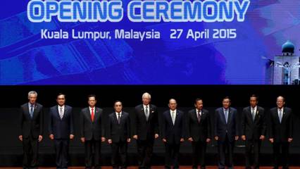 Lãnh đạo 10 nước ASEAN trên diễn đàn khai mạc Thượng đỉnh ASEAN 26 tại Kuala Lumpur ngày 27/04/2015.REUTERS/Olivia Harris