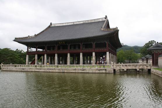 Hình 2: Khánh Hội Lâu (Gyeonghoeru Pavilion, Royal Banquet Hall) trong Phúc Cảnh cung (Gyeongbok Palace). Ảnh do tác giả chụp ngày 21.08.2014.