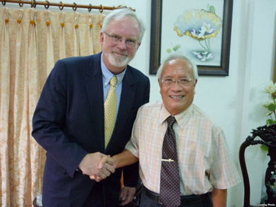 Ông David Shear khi còn là đại sứ Hoa Kỳ tại Việt Nam đã tới thăm bác sĩ Nguyễn Đan Quế, một người bất đồng chính kiến và là sáng lập viên Cao Trào Nhân Bản. (Hình: Internet)