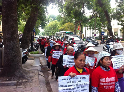  Người dân tại Dương Nội thuộc quận Hà Đông thường xuyên biểu tình đòi nhà cầm quyền trả lại đất và thả các dân oan bị tỏ tù. (Hình: Dân Làm Báo)