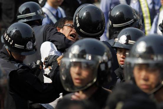 Một người phản kháng bị bắt giữ ở tỉnh Chiết Giang, tháng Mười, 2012. Ảnh: REUTERS / CARLOS BARRIA 