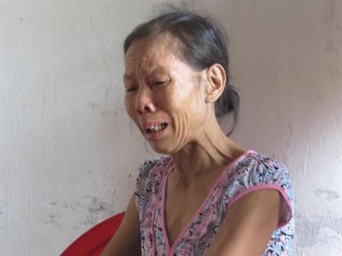 Bà Lê Thị Hương xóm Văn Minh xã Thường Nga khóc khi kể khổ với nhà báo.Ảnh: Báo Nông nghiệp Việt Nam.   