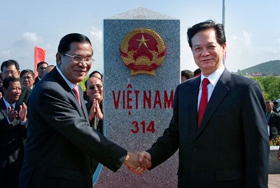 Thủ tướng Nguyễn Tấn Dũng và Thủ tướng Campuchia Hun Sen trong lễ cắt băng khánh thành cột mốc biên giới số 314