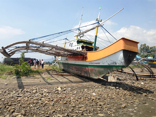  Tàu cá của ngư dân nằm chỏng chơ ở Masinloc, Philippines, sau khi bị Trung Quốc cấm đánh bắt ở Scarborough. Ảnh: Washington Post