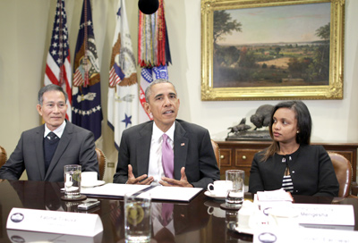 Ðiếu Cày (trái) trong ngày hội luận cùng một số nhà báo và Tổng Thống Barack Obama tại Tòa Bạch Ốc, 3 Tháng Năm, 2015. (Hình: Alex Wong/Getty Images)