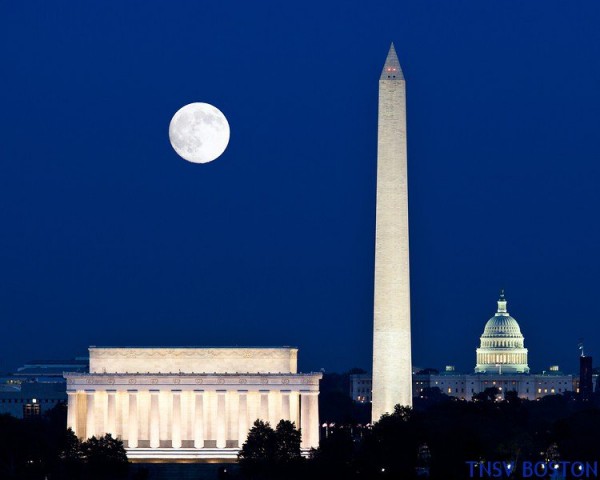 Đêm trăng tròn trên Thành phố Washington, D.C., soi sáng đài tưởng niệm Lincoln Memorial (phía trước), đài tưởng niệm Washington Memorial (ở giữa), và Tòa nhà Quốc hội Mỹ (phía sau). Ảnh: Sinhvienboston.org