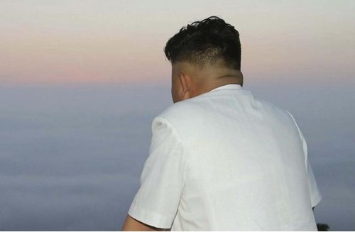 Ông Kim Jong-un theo dõi một vụ phóng thử tên lửa của Bắc  Triều Tiên, ảnh: Yonhap.