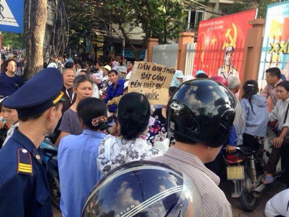 Dân oan, người dân Hà Nội bên ngoài trụ sở Công An Phường Xuân La, Quận Tây Hồ, Hà Nội khi nghe tin Luật sư Trần Vũ Hải bị bắt giữ hôm 12/11/2015. Citizen photo