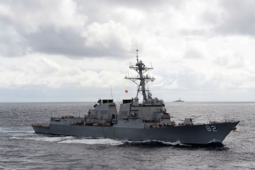 Ngày 27 tháng 10 năm 2015, tàu khu trục USS Lassen DDG-82 Hải quân Mỹ tiến hành tuần tra vùng biển 12 hải lý của đảo nhân tạo trên Biển Đông. Tàu này đã xuất phát từ cảng biển của Malaysia.