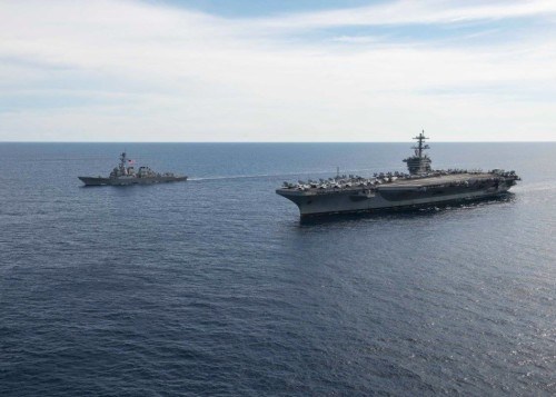 Tàu sân bay USS Theodore Roosevelt và tàu khu trục tên lửa USS Lassen Hải quân Mỹ trên Biển Đông (nguồn mạng sina Trung Quốc)