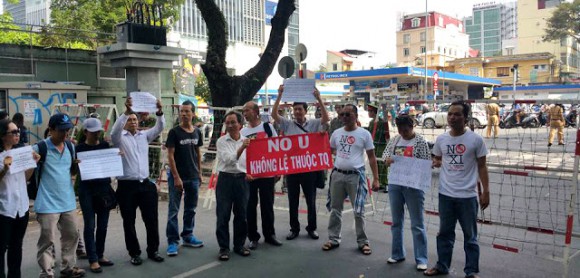 Nhóm biểu tình đầu tiên áp sát hàng rào quanh khu vực lãnh sự quán Trung Cộng tại Sài Gòn. Ảnh: Facebook Nguyen Quoc An